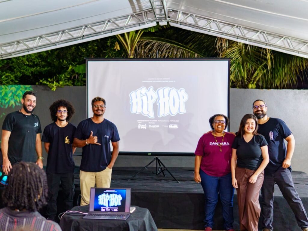 2026 será um ponto de virada importante para o movimento Hip Hop em Pirapora e região.

Ao longo desse ano, 20 jovens estão participando do Programa de Capacitação para Agentes Culturais do Hip Hop.

Entre os participantes, destaca-se o talento dos MCs, produtores(as) musicais e culturais, videomakers, grafiteiros, compositore(as) e outros agitadores culturais que dão vida à cena do Hip Hop e que são grandes promessas desse movimento.

Além das Oficinas teóricas, essa turma também vai participar da produção de eventos culturais que divulgaremos em breve por aqui.

O Programa de Capacitação está sendo realizado em parceria com o Ministério da Cultura, por meio do Termo de Fomento nº 977308/2025, e com o apoio do Ponto de Cultura @batalhadoscariris .

Esse projeto não seria possível sem o apoio da Deputada @todandara que destinou a Emenda para custear a Formação. ✊

Tamo junto!
É tudo nosso!

fotos @irisproducaoaudiovisual