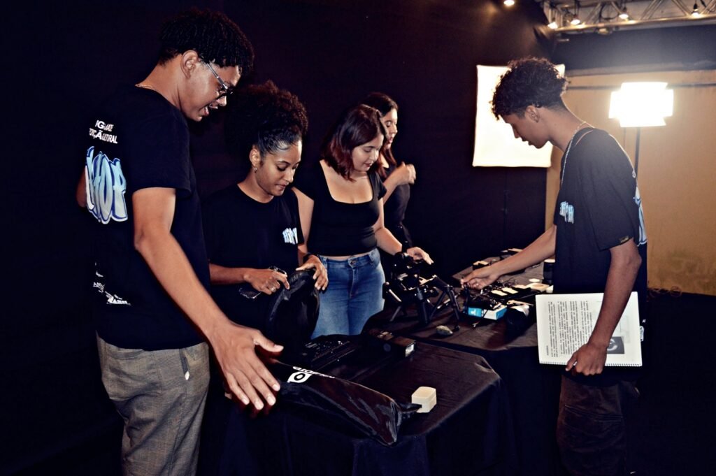Câmera.
Formação!

A segunda oficina do Programa de Capacitação de agentes culturais do Hip Hop está sendo ministrada pela Produtora Audiovisual @irisproducaoaudiovisual .

Os MCs e produtores participantes do projeto estão desenvolvendo habilidades técnicas e criativas que serão importantes na produção de videoclipes, documentários, cobertura de eventos, etc.

Logo logo a gente vai poder conferir as produções dessa galera.

Parabéns para a professora Idi Rodrigues pela condução da oficina.
👏👏👏

O Programa de Capacitação está sendo realizado em parceria com o Ministério da Cultura, por meio do Termo de Fomento nº 977308/2025, e com o apoio do Ponto de Cultura @batalhadoscariris .

Esse projeto não seria possível sem o apoio da Deputada @todandara que destinou a Emenda para custear a Formação. ✊

Tamo junto!
É tudo nosso!