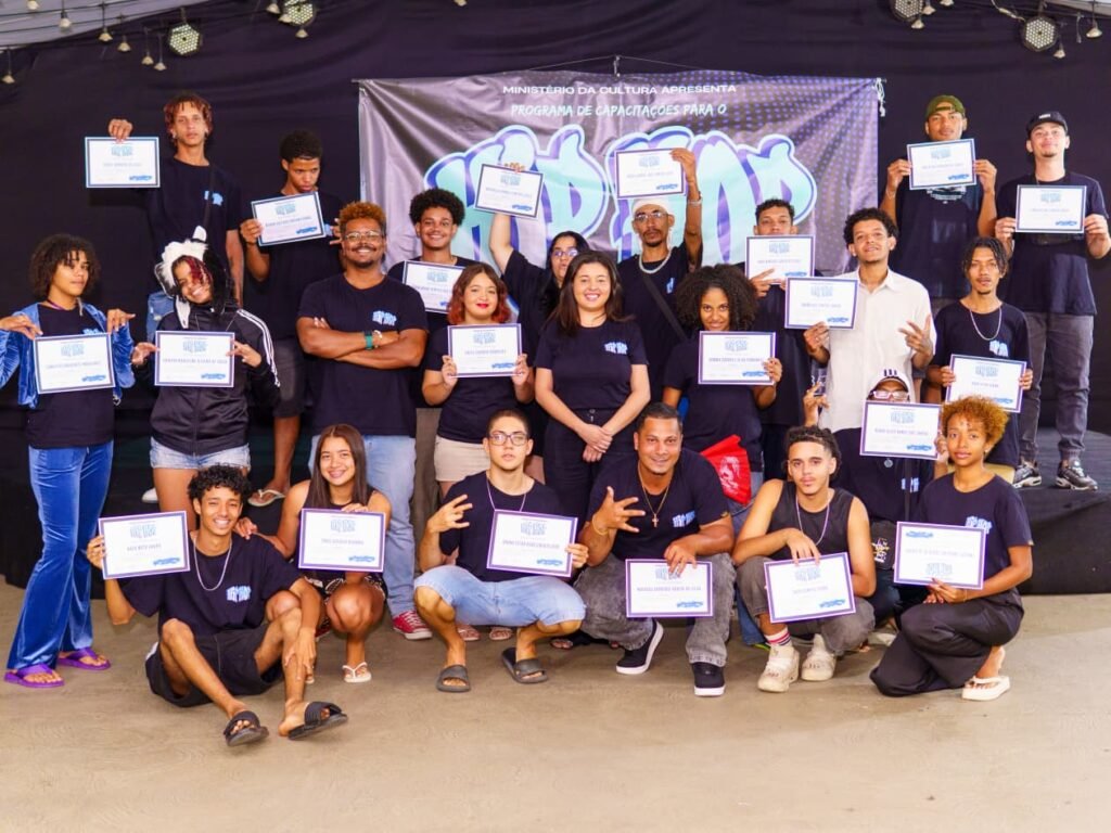 Mais um ciclo foi fechado no Programa de Capacitação de agentes culturais do Hip Hop.

Encerramos na última semana a Oficina de Videomaker, ministrada pela Produtora Audiovisual Idi Rodrigues.

As aulas foram muito produtivas, com aulas práticas que resultaram num documentário produzido coletivamente.
Em breve, a gente compartilha o resultado com vocês.

O Programa de Capacitação está sendo realizado em parceria com o Ministério da Cultura, por meio do Termo de Fomento nº 977308/2025, e com o apoio do Ponto de Cultura @batalhadoscariris .

Esse projeto não seria possível sem o apoio da Deputada @todandara que destinou a Emenda para custear a Formação. ✊

Tamo junto!
É tudo nosso!