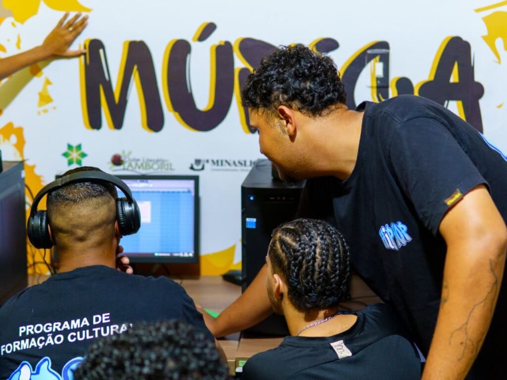 A nova etapa do Programa de Capacitação de agentes culturais do Hip Hop está sendo ministrada pelo rapper e Produtor musical Vitor Hugo - vulgo Dante.

Os MCs participantes do projeto estão criando e produzindo beats autorais utilizando software profissional de produção musical.

A partir dessa oficina, a qualidade do repertório da cena hip hop em Pirapora vai dar um salto.

O Programa de Capacitação está sendo realizado em parceria com o Ministério da Cultura, por meio do Termo de Fomento nº 977308/2025, e com o apoio do Ponto de Cultura @batalhadoscariris .

Esse projeto não seria possível sem o apoio da Deputada @todandara que destinou a Emenda para custear a Formação. ✊

Tamo junto!
É tudo nosso!