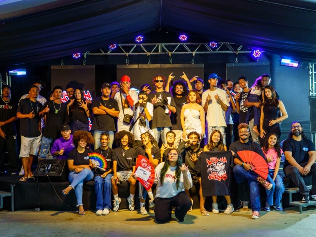 Já falamos que o show do final de semana foi monstro, né?
Agora, precisamos falar dos responsáveis por fazer tudo isso acontecer.
Todo o evento foi concebido e executado pelos professores e alunos do Programa de Capacitação par ao Hip Hop. Essa galera compõe uma ficha técnica de respeito:

Produção audiovisual: Ellen @hellensants_777 (Filmaker + Fotos) , Hiago hiago_bno (Edição de vídeo) , Jenny Sanguinete @jennibrilho (Filmaker) , Kai'lo @kai.loxx (Filmaker) , Sheila @shu._.rr e Idi @irisproducaoaudiovisual (Fotos)

Produção Cultural: Débora @eugabii44 , Inglity @inglity_souza , João Victor @038__black , Kaio Flex @kaio_flex , Riquelme @riquelme_mesquit

Iluminação Cênica: Gustavin @a.rzzin , Japa @bunmlok_dm, Alef @alefcoof , Sants @sants_emici , Castro @lilccastr0 , Dika @djdikaoficial , Cláudio @claudioligth

Beatmaker e equipe de som: Sants @sants_emici , Raphaella @rapharfl , Thaís @__tata.azevedo e Dante @dantezz_7

Coordenador Geral do projeto: Jean @jean_matheus8

Responsável Técnico: Rafael @rafad.oliveira

O Programa de Capacitação está sendo realizado em parceria com o Ministério da Cultura, por meio do Termo de Fomento nº 977308/2025, e com o apoio do Ponto de Cultura @batalhadoscariris .

#hiphopmusic
#rap
#batalhaderima