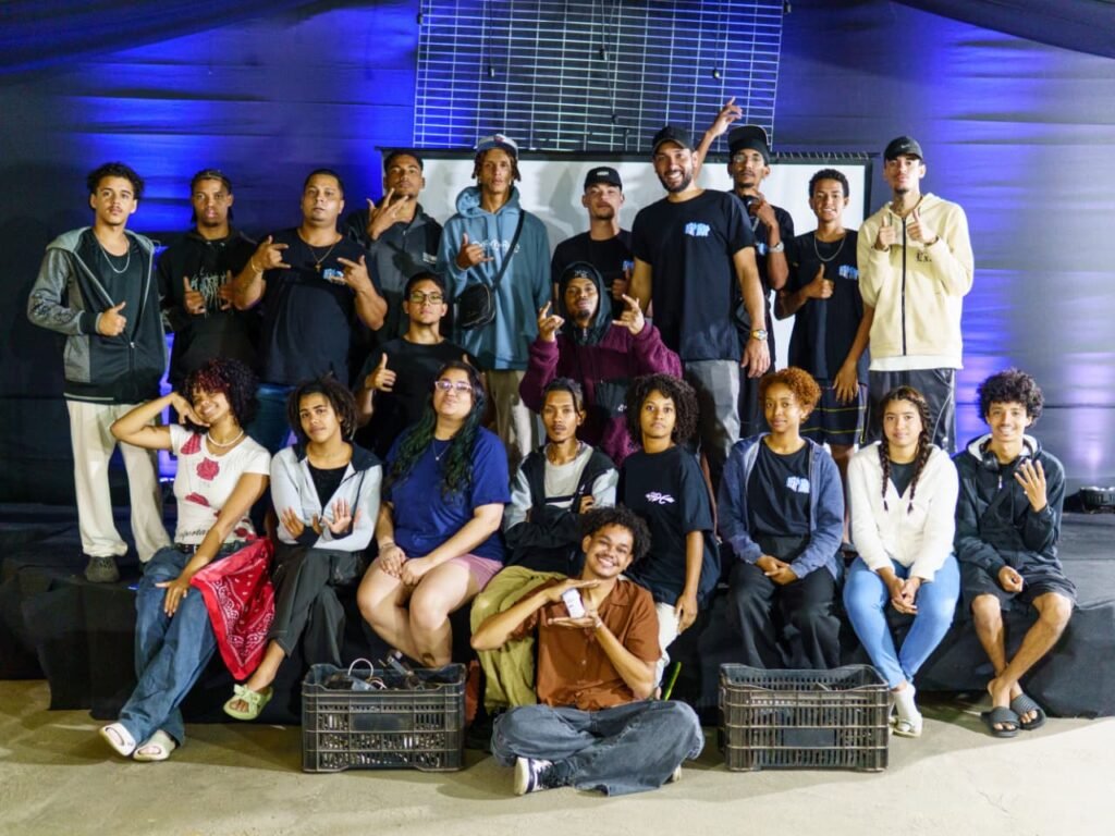 Para finalizar o Programa de Capacitação para agentes do Hip Hop, teremos a Oficina de Iluminação Cênica, ministrada pelo professor Dj Dika.
A turma tem aprendido a configurar e operar sistemas de iluminação para os shows, saraus, batalhas de rimas, e outros eventos que vamos produzir como culmiância do projeto.

Em breve, vamos divulgar aqui os eventos gratuitos de Rap e outras expressões do Hip Hop.

O Programa de Capacitação está sendo realizado em parceria com o Ministério da Cultura, por meio do Termo de Fomento nº 977308/2025, e com o apoio do Ponto de Cultura @batalhadoscariris .

Esse projeto não seria possível sem o apoio da Deputada @todandara que destinou a Emenda para custear a Formação. ✊

Tamo junto!
É tudo nosso!

#hiphopmusic
#rap
#batalhaderima