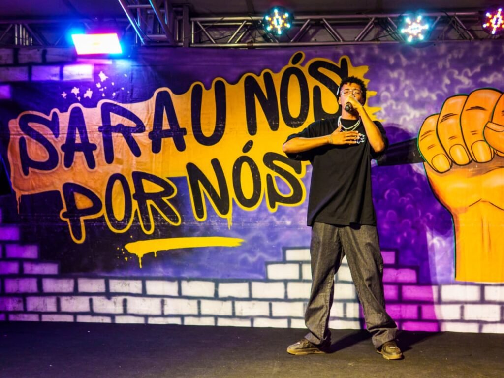No 8º SARAU NÓS POR NÓS, que realizamos no último sábado em parceria com a Batalha dos Cariris, tivemos a participação de uma turma talentosa da cena do Hip Hop e da capoeira.

Teve a participação dos skatistas do coletivo Vulgar Skate Culture, que realizaram um Game de Skate muito irado.
Recebemos também o Grupo The Boys, que trouxe o break e o rap.
A Mestra Lu Baobá e os capoeiristas do Grupo Amaê apresentaram uma performance ao som dos berimbaus.
E encerramos com um supershow de trap com D7, artista da terra que dominou o palco e encerrou o sarau com a energia lá em cima.

O evento foi produzido pelos alunos do Programa de Formação de agentes culturais do HiP HoP.

Produção audiovisual:
Ellen @hellensants_777 (Filmaker + Fotos) , Hiago hiago_bno (Edição de vídeo) , Jenny Sanguinete @jennibrilho (Filmaker) , Kai'lo @kai.loxx (Filmaker) , Sheila @shu._.rr e Idi @irisproducaoaudiovisual (Fotos)

Produção Cultural:
Débora @eugabii44 , Inglity @inglity_souza , João Victor @038__black , Kaio Flex @kaio_flex , Riquelme @riquelme_mesquit @vinicius_zath31
@ademass_00

Iluminação Cênica:
Gustavin @a.rzzin , Japa @bunmlok_dm, Alef @alefcoof , Sants @sants_emici , Castro @lilccastr0 , Dika @djdikaoficial , Cláudio @claudioligth

Beatmaker e equipe de som:
Sants @sants_emici , Raphaella @rapharfl , Thaís @__tata.azevedo e Dante @dantezz_7

Coordenador Geral do projeto:
Jean @jean_matheus8

Responsável Técnico:
Rafael @rafad.oliveira

O show faz parte do projeto Programa de Capacitação está sendo realizado em parceria com o Ministério da Cultura, por meio do Termo de Fomento nº 977308/2025.
